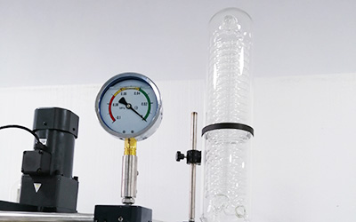 100L Jacketed Glass Reactor detail - Oil vacuum meter, anti-vibration during stirring; High efficient surface area condenser.
